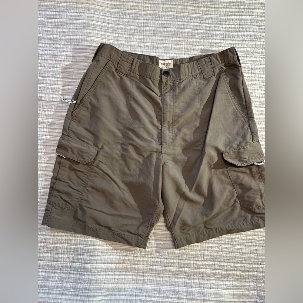 Wrangler Authentic Hunter Green Men’s Nylon Shorts, Size 38